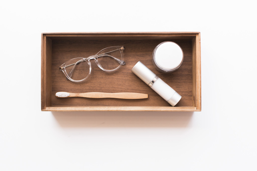 极简主义素雅文具饰品摆放桌面图片