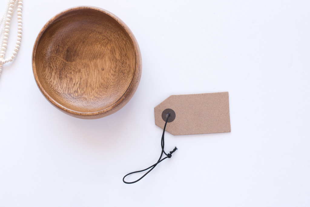 极简主义素雅文具饰品摆放桌面图片