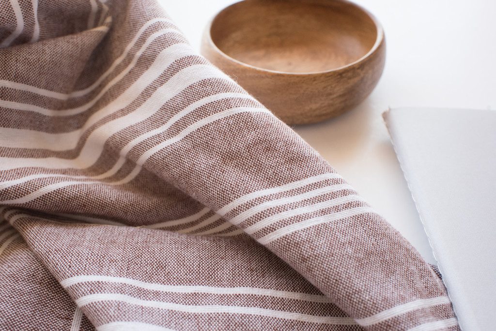 极简主义素雅文具饰品摆放桌面图片