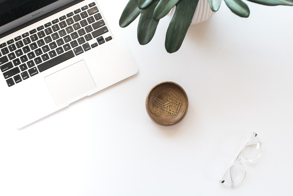 极简主义素雅文具饰品摆放桌面图片