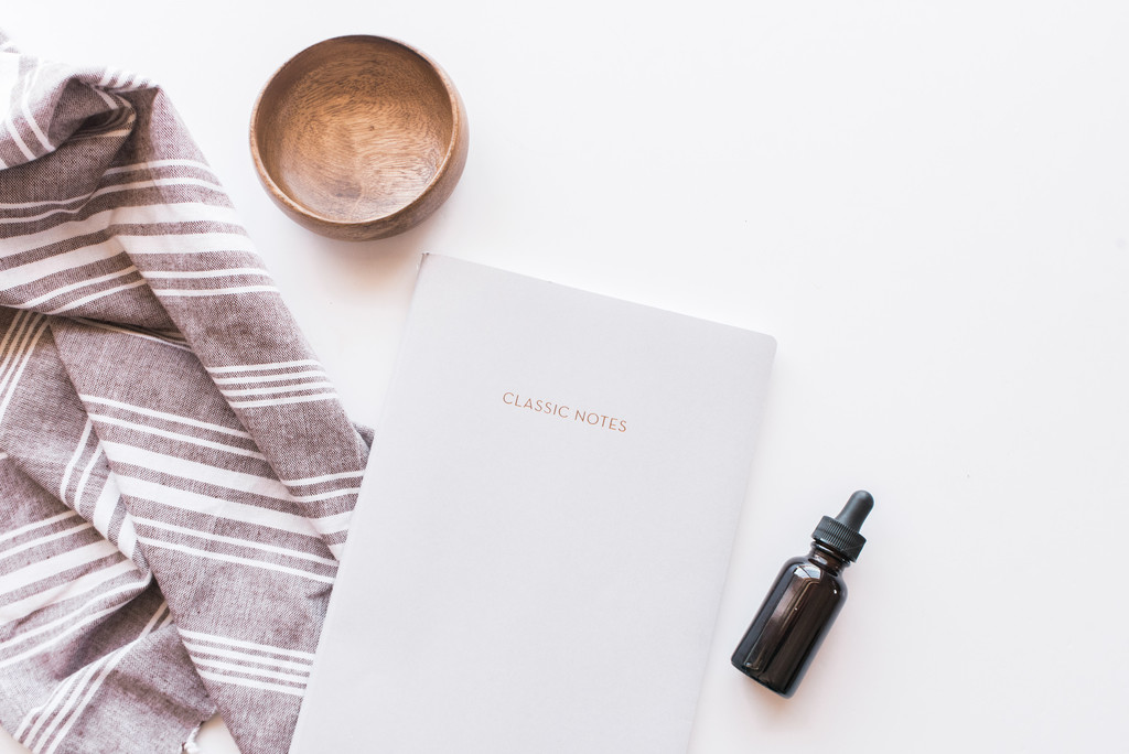 极简主义素雅文具饰品摆放桌面图片