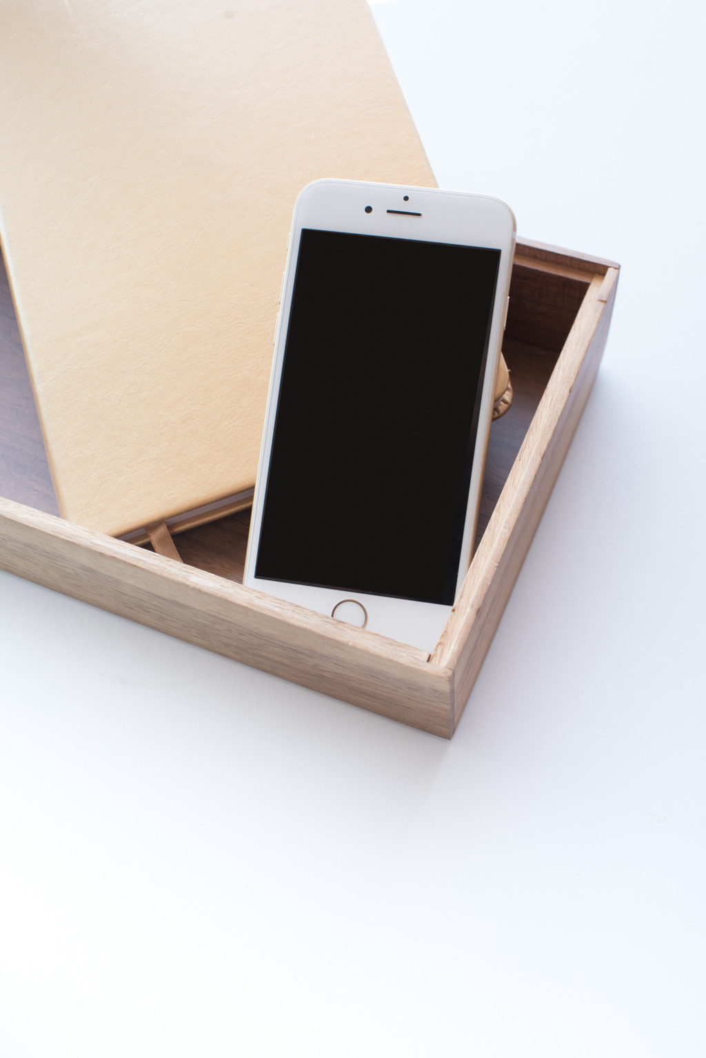 极简主义素雅文具饰品摆放桌面图片