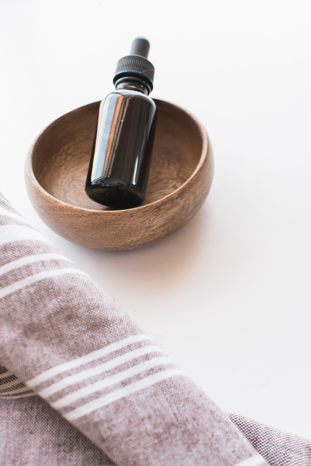 极简主义素雅文具饰品摆放桌面图片