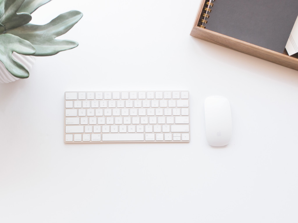 极简主义素雅文具饰品摆放桌面图片