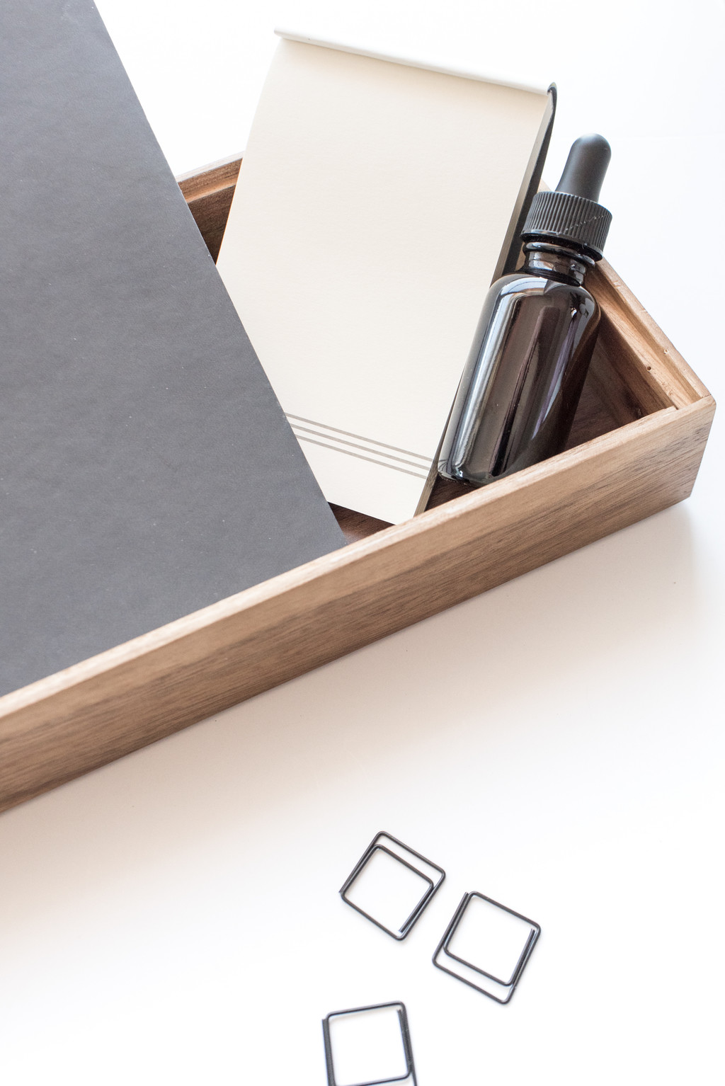 极简主义素雅文具饰品摆放桌面图片