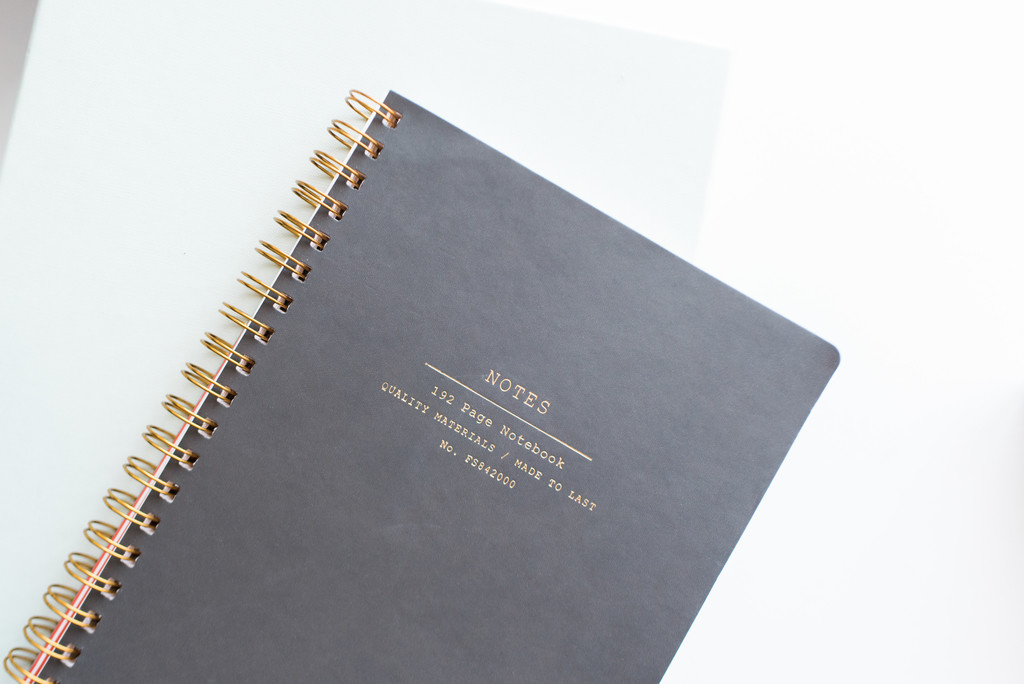 极简主义素雅文具饰品摆放桌面图片