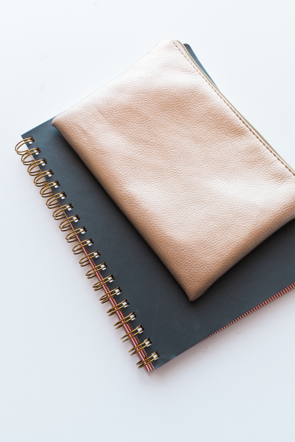 极简主义素雅文具饰品摆放桌面图片