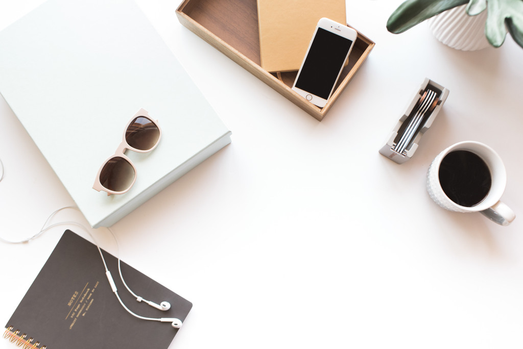 极简主义素雅文具饰品摆放桌面图片