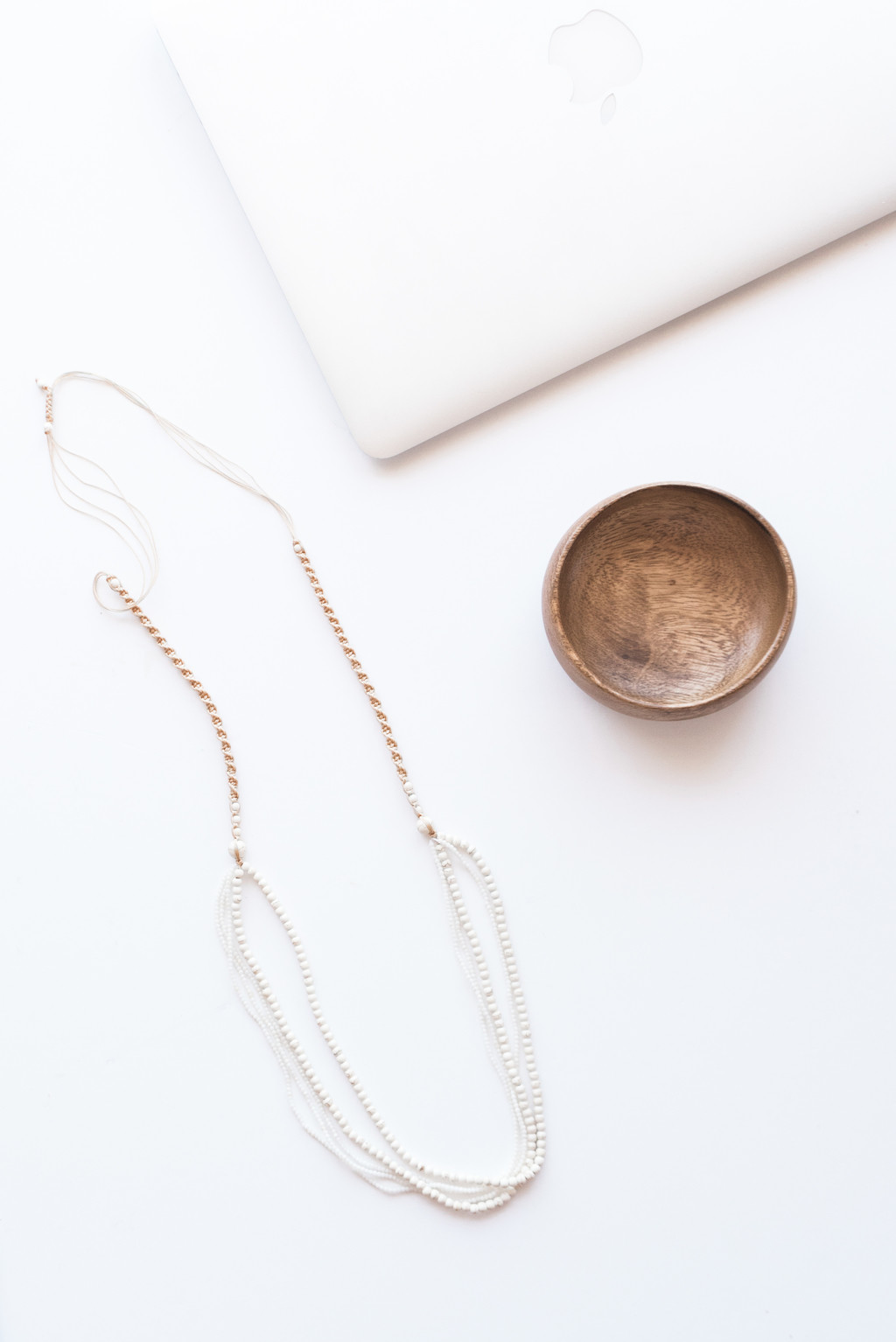 极简主义素雅文具饰品摆放桌面图片