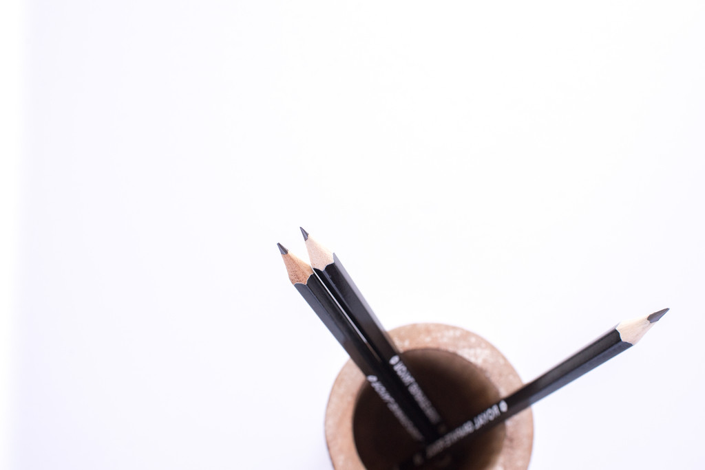 极简主义素雅文具饰品摆放桌面图片