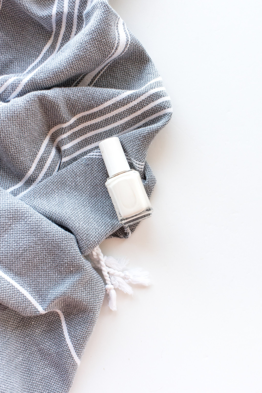 极简主义素雅文具饰品摆放桌面图片