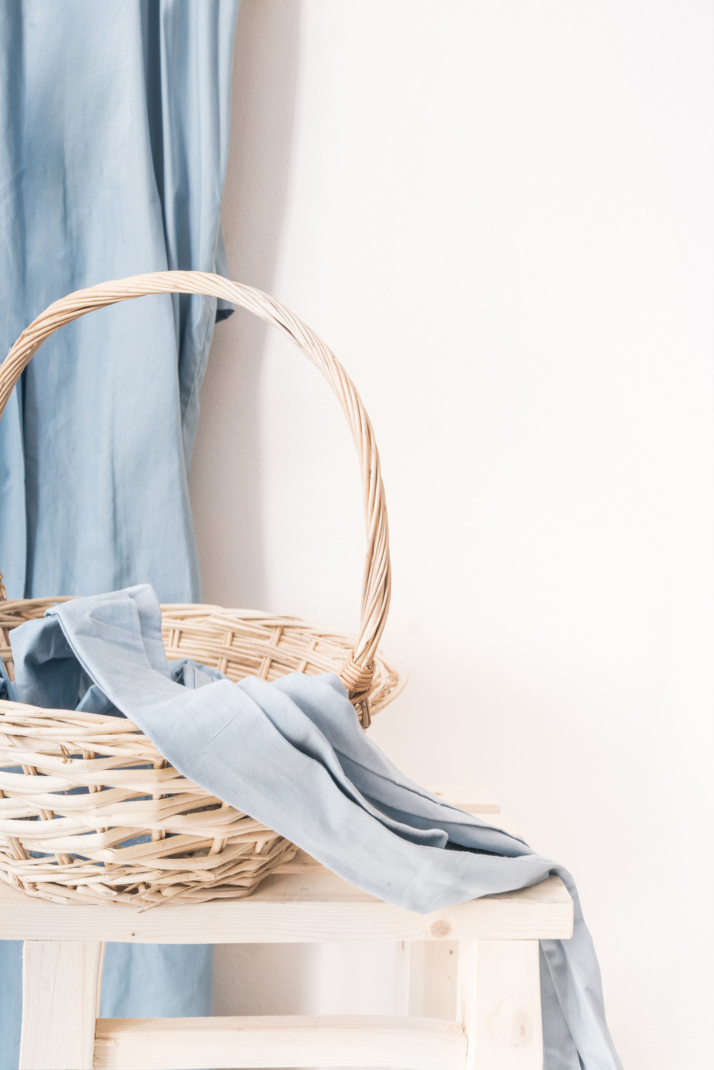 简约艺术感蓝色花卉图片