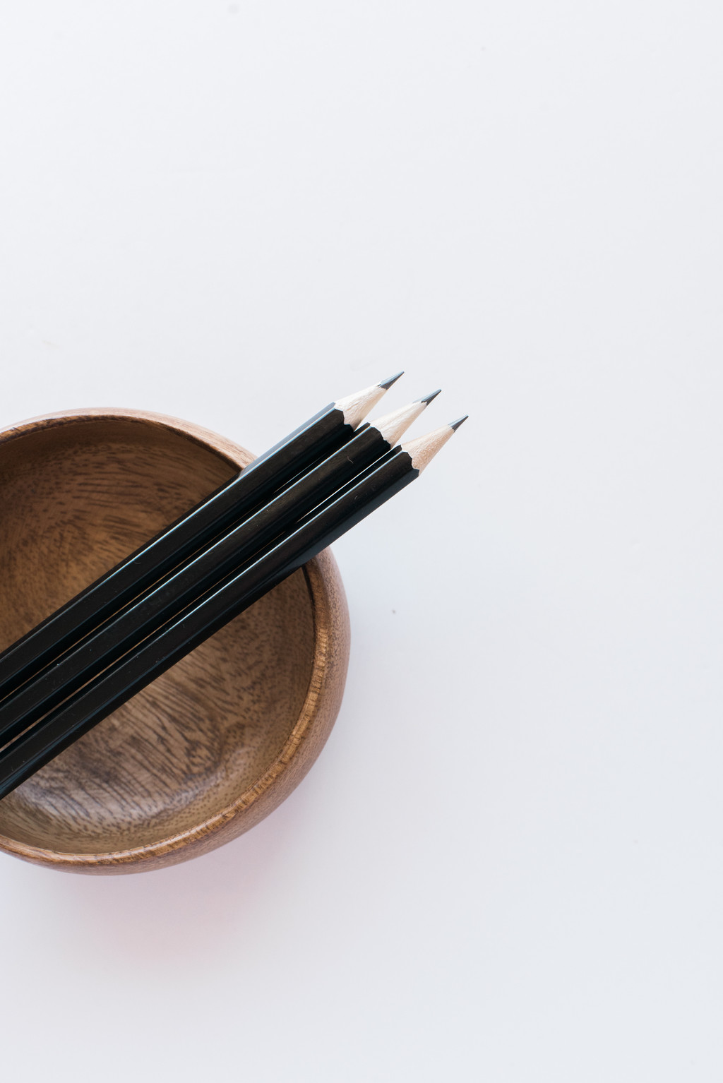 极简主义素雅文具饰品摆放桌面图片