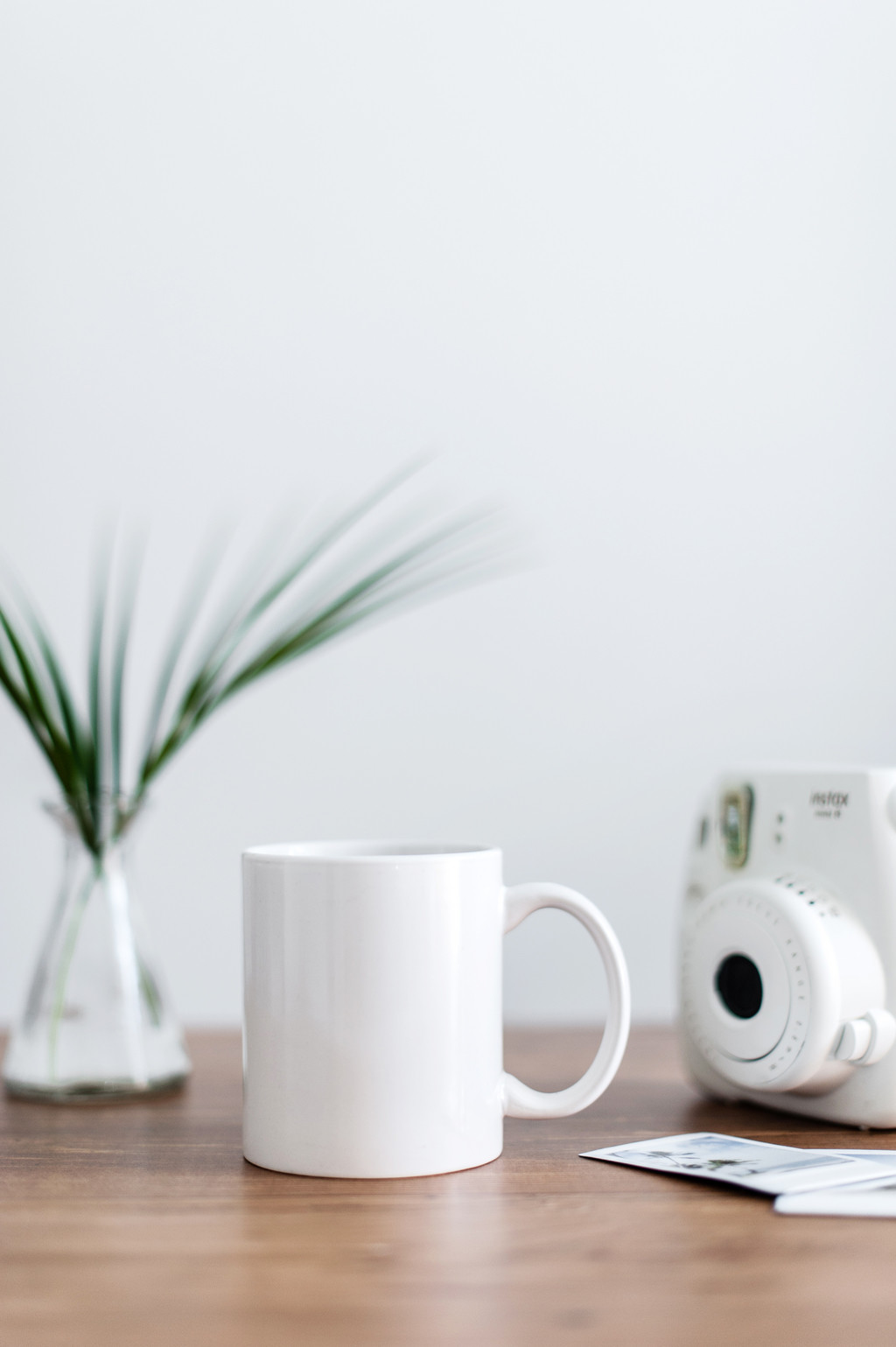 创意简约摄影师相机宝丽来木纹桌面图片