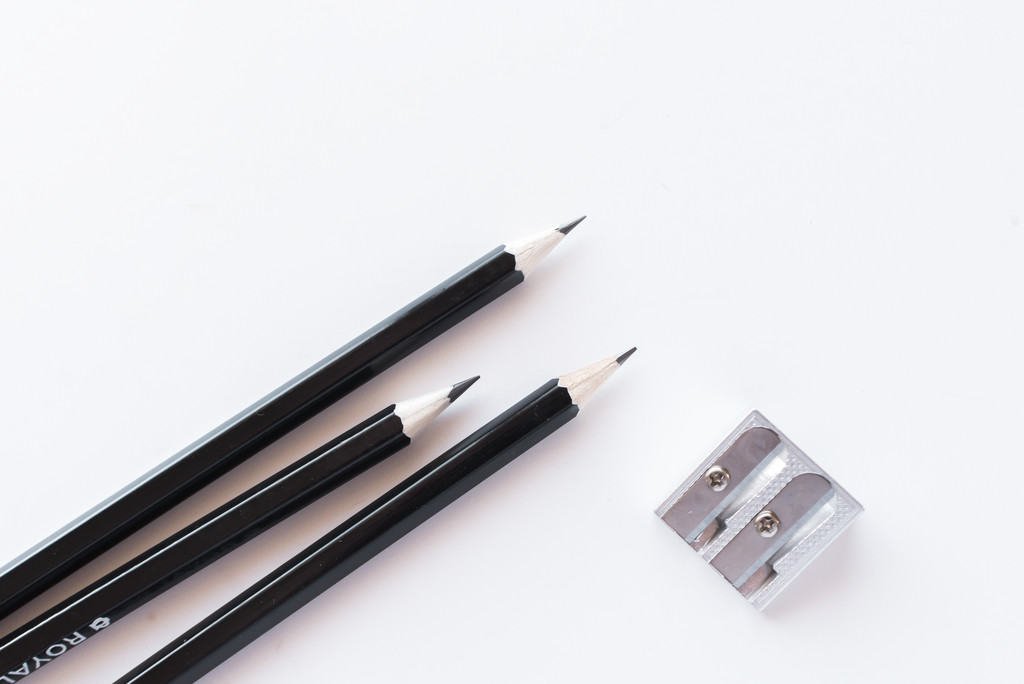 极简主义素雅文具饰品摆放桌面图片