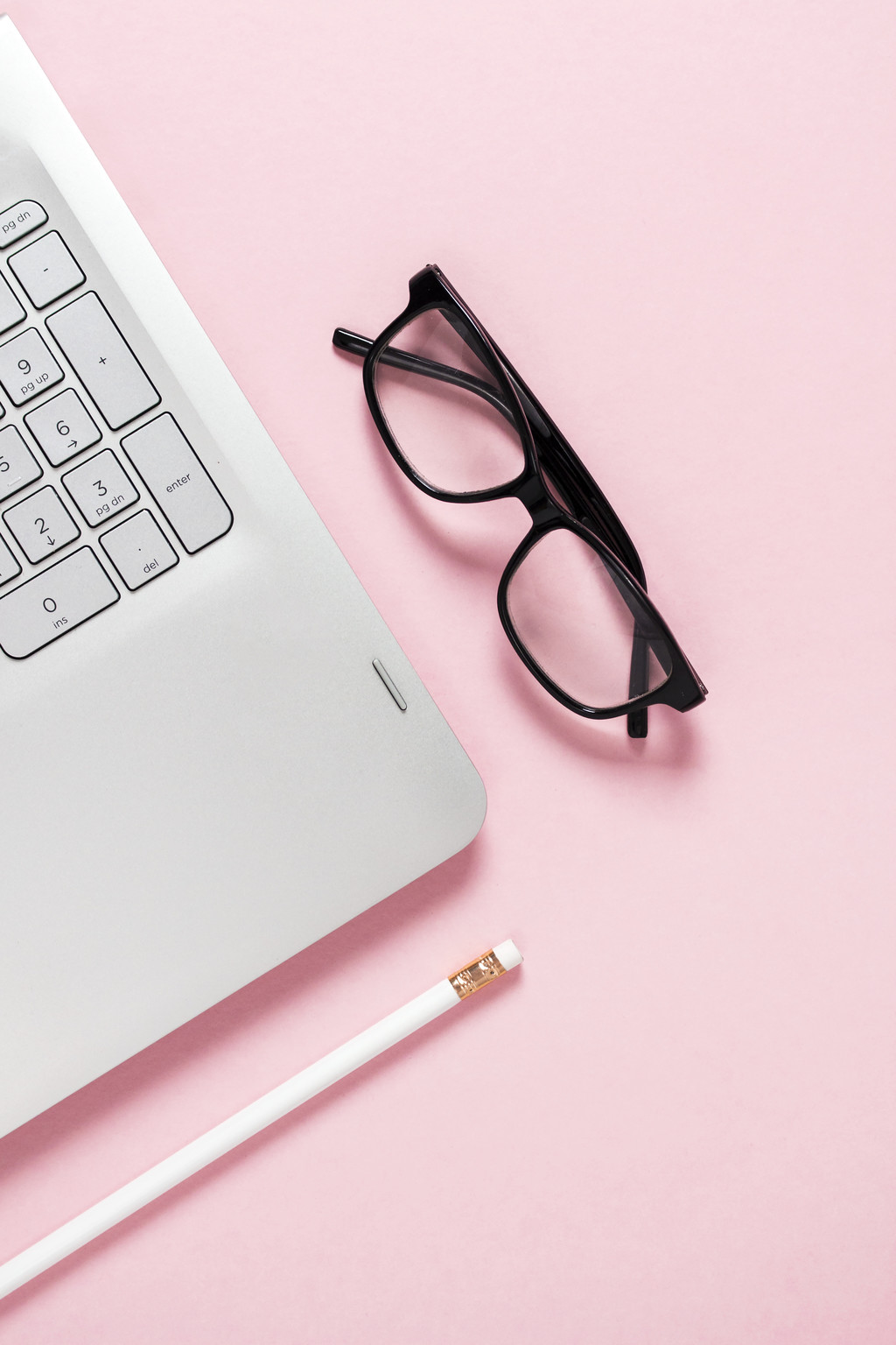 粉色系简约手机文具饰品摆放图片