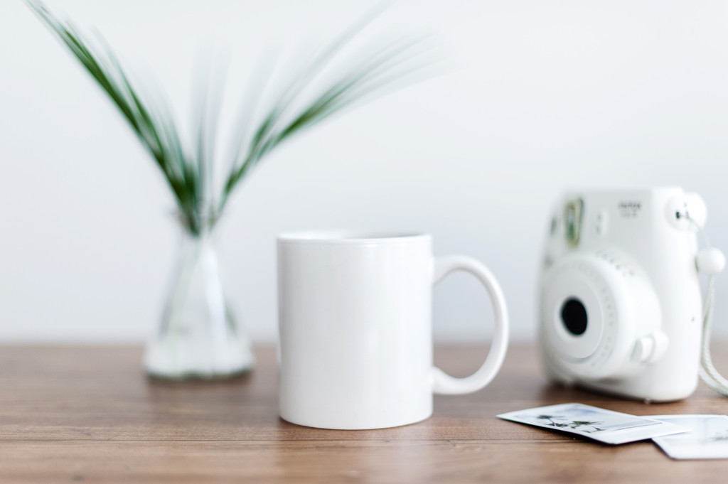 创意简约摄影师相机宝丽来木纹桌面图片