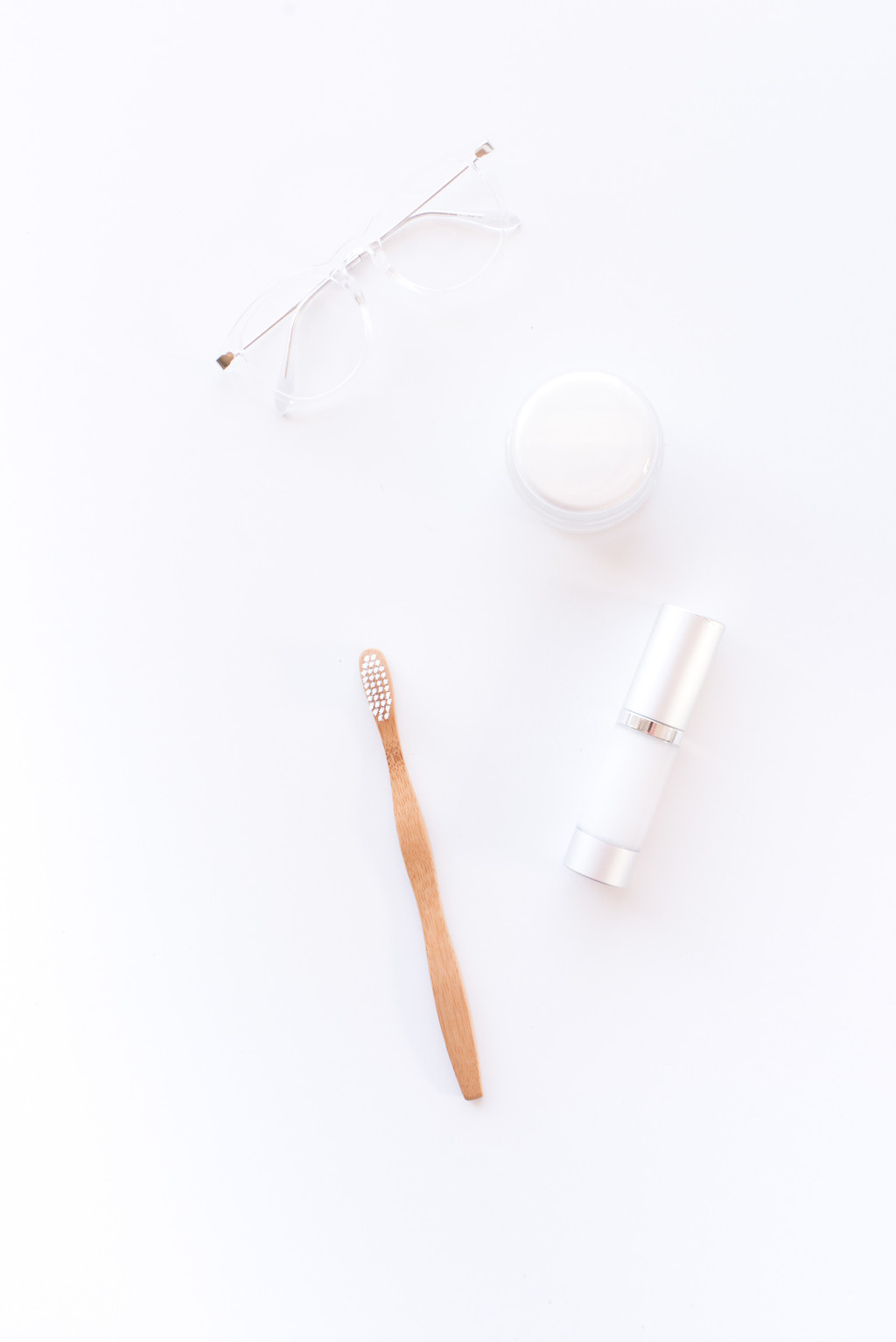 极简主义素雅文具饰品摆放桌面图片