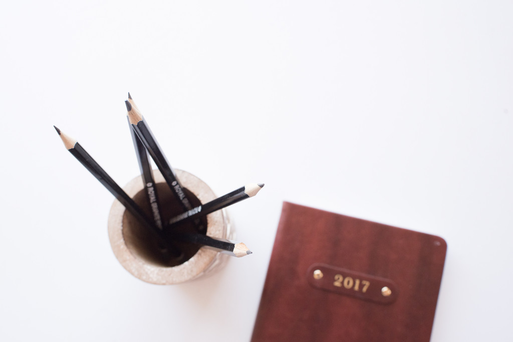 极简主义素雅文具饰品摆放桌面图片