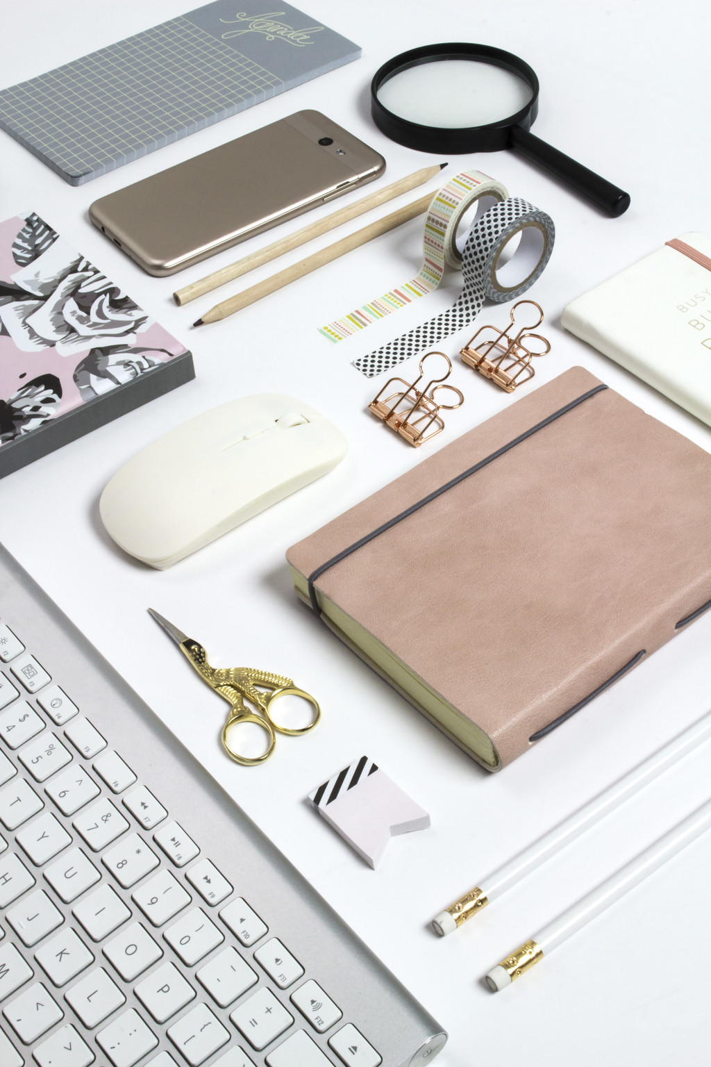 粉色系简约手机文具饰品摆放图片