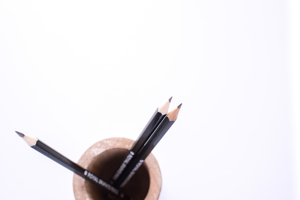 极简主义素雅文具饰品摆放桌面图片