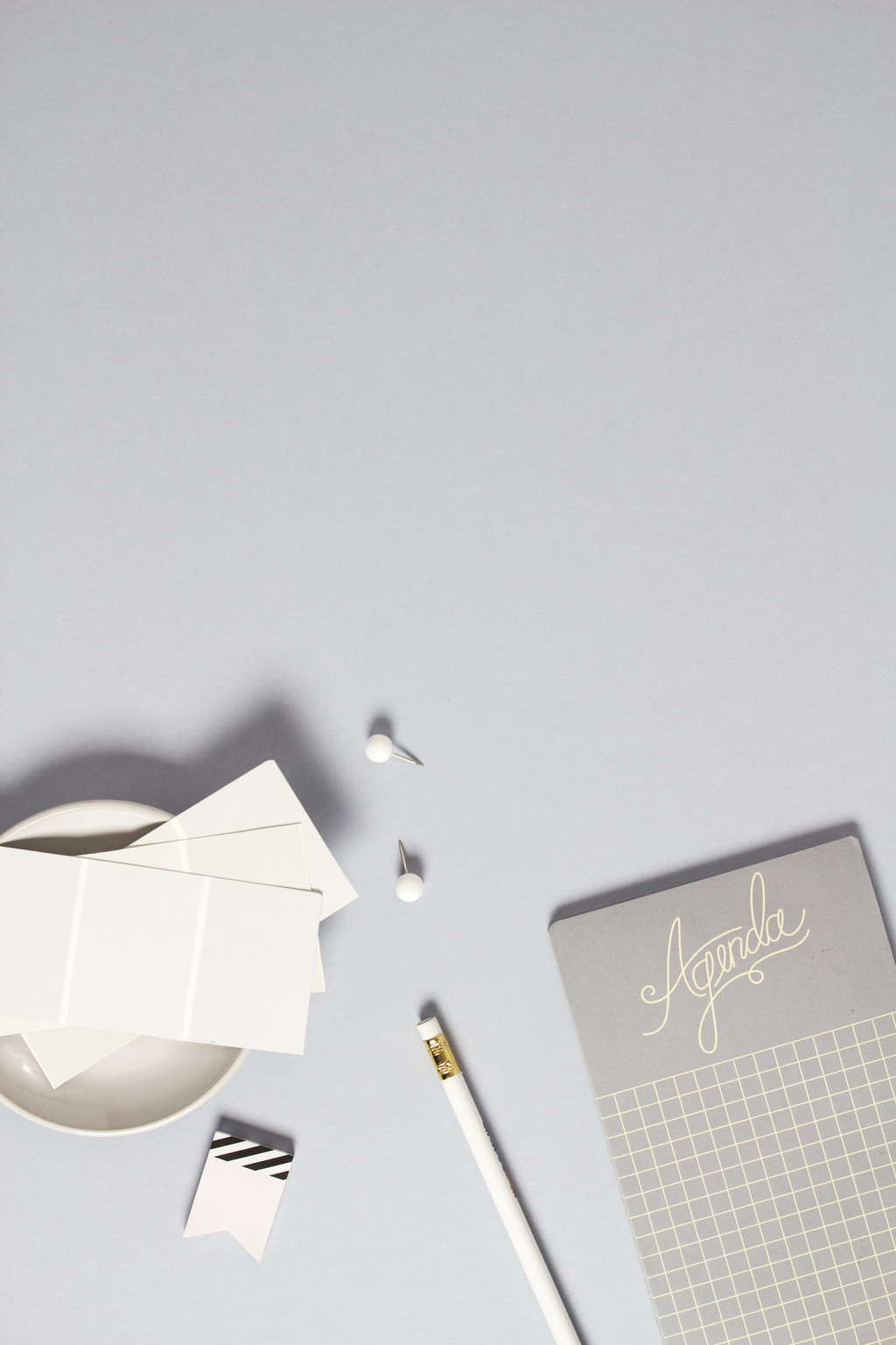 粉色系简约手机文具饰品摆放图片