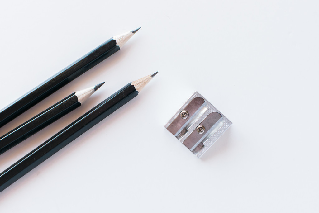 极简主义素雅文具饰品摆放桌面图片