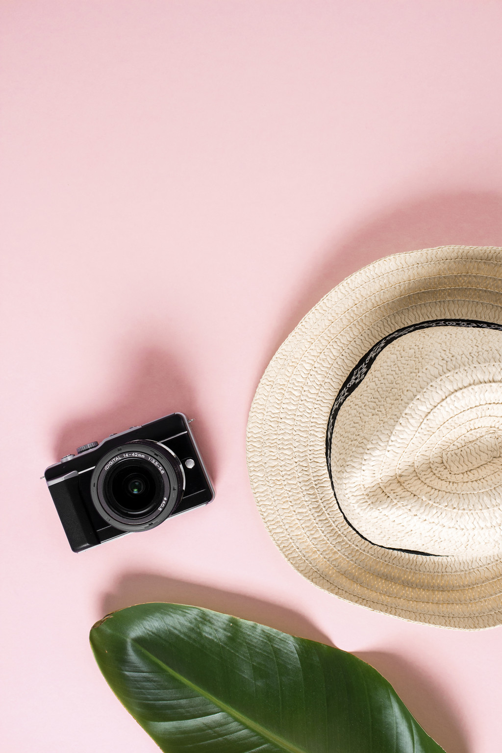 粉色系简约手机文具饰品摆放图片