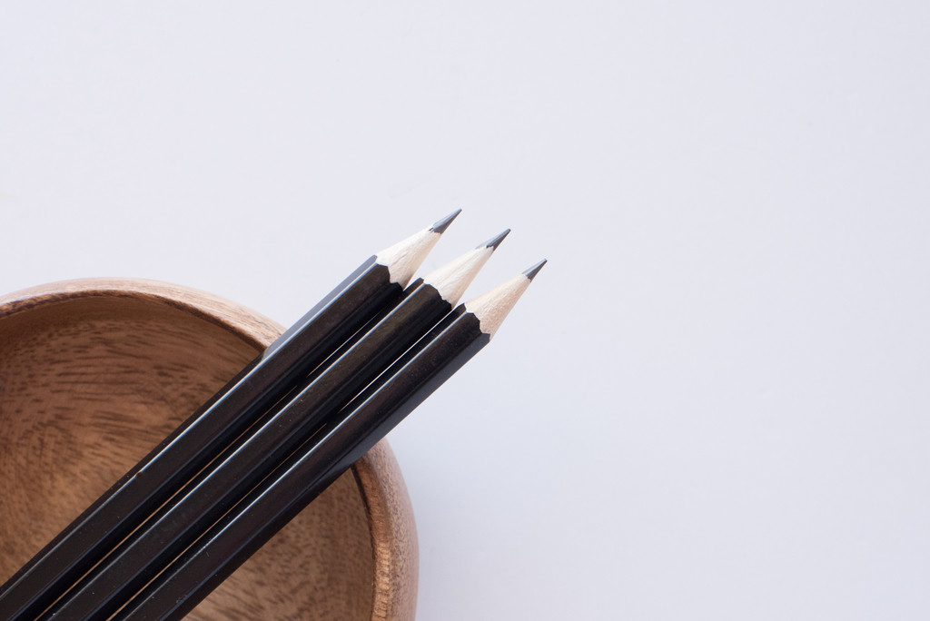 极简主义素雅文具饰品摆放桌面图片