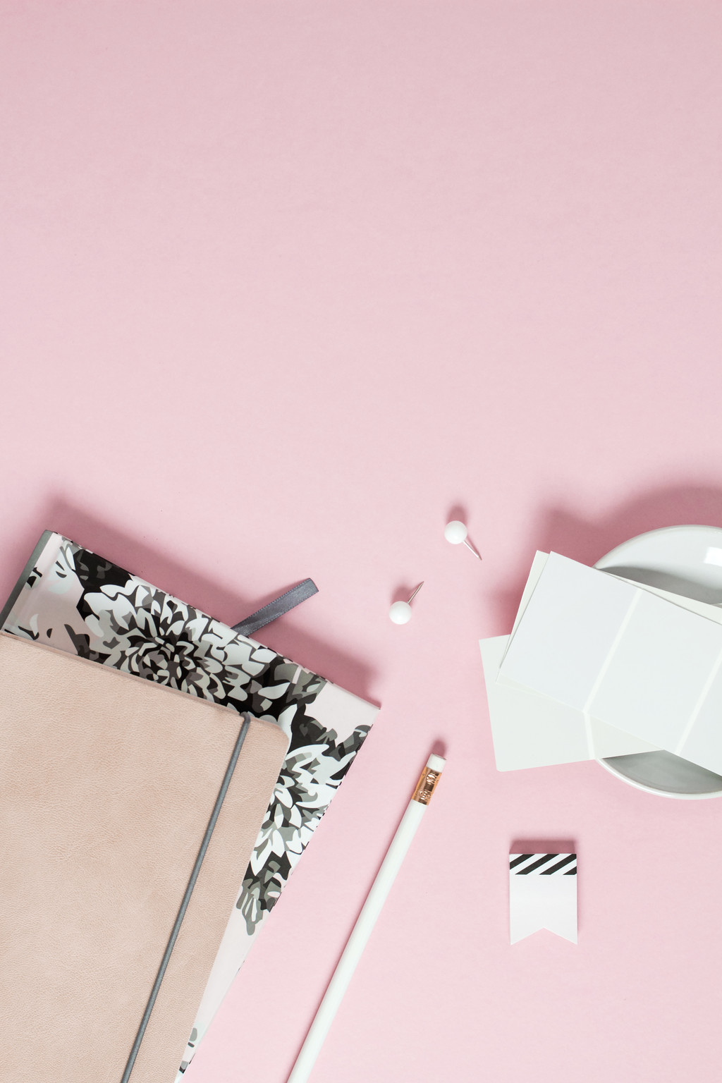 粉色系简约手机文具饰品摆放图片
