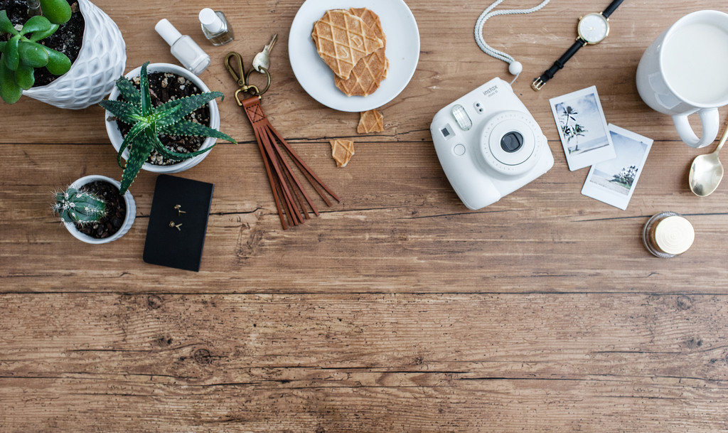 创意简约摄影师相机宝丽来木纹桌面图片