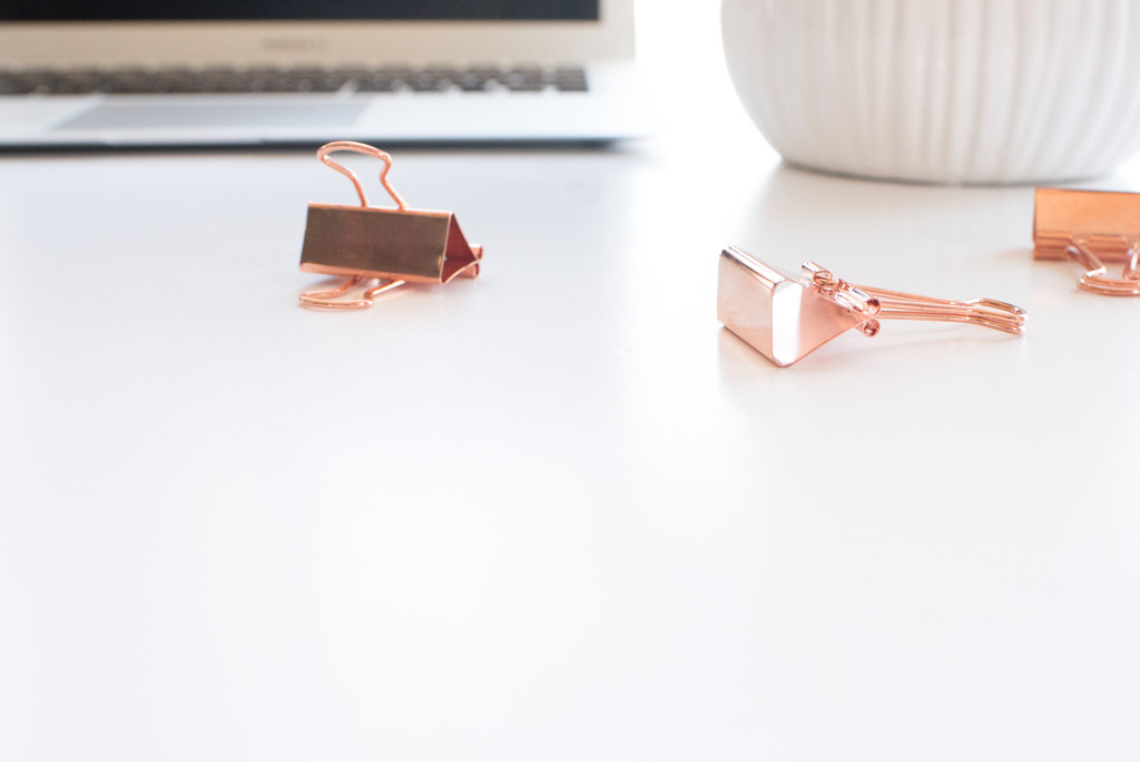 极简主义素雅文具饰品摆放桌面图片