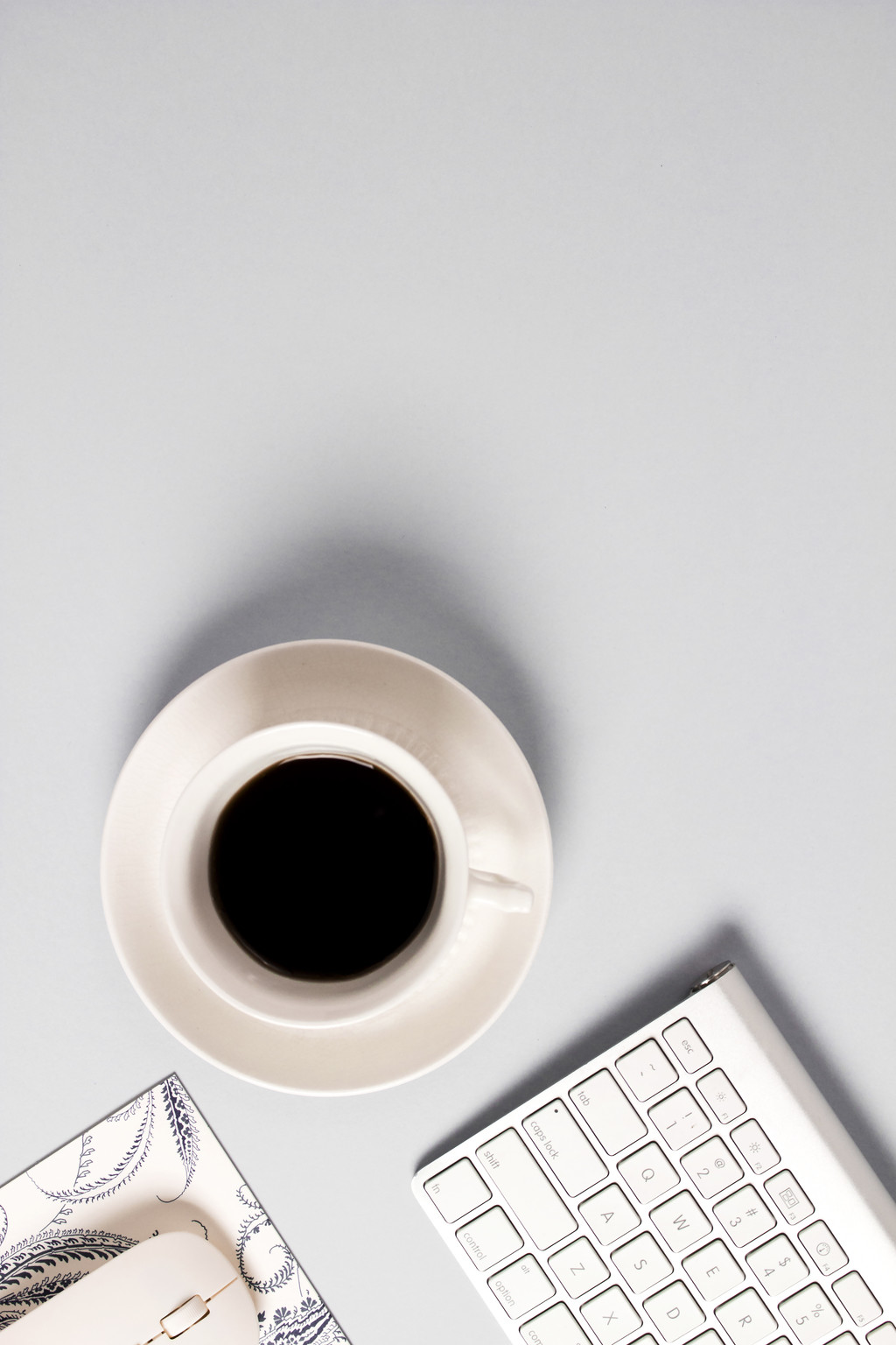 粉色系简约手机文具饰品摆放图片