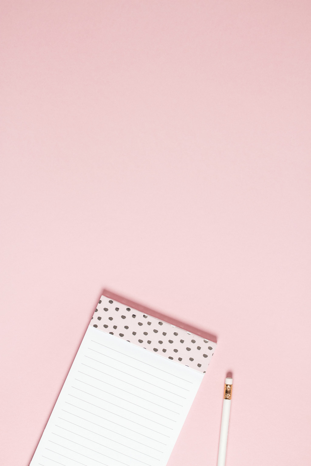 粉色系简约手机文具饰品摆放图片