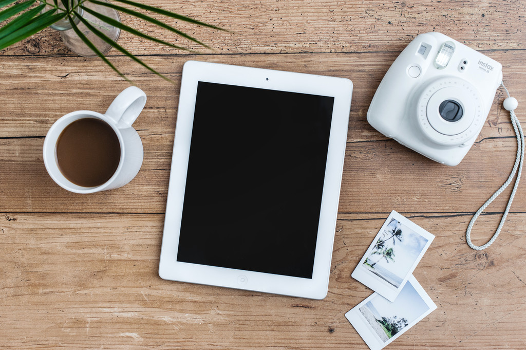 创意简约摄影师相机宝丽来木纹桌面图片