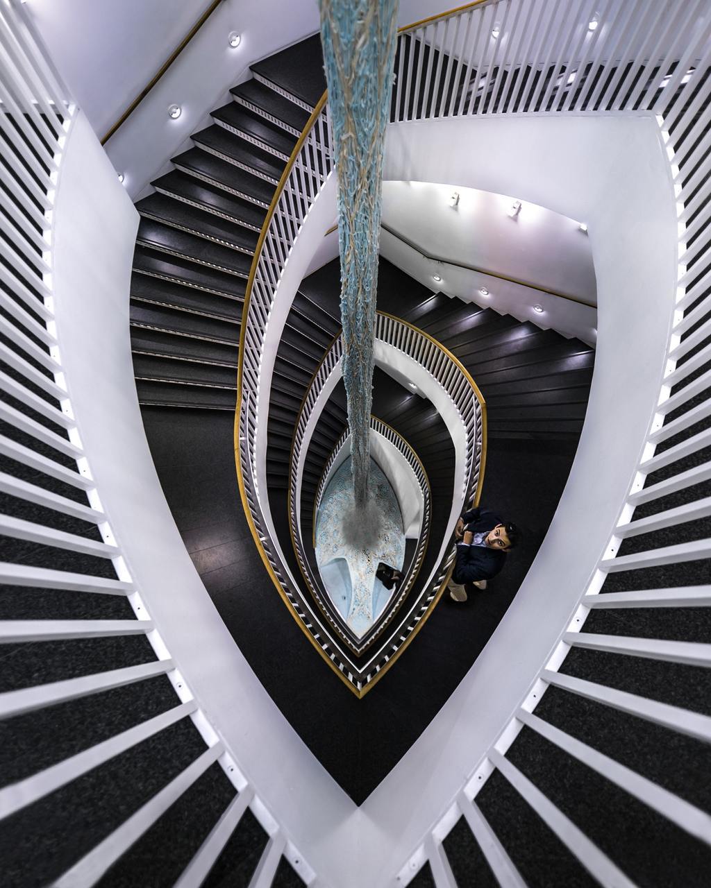 商务经济旋转楼梯背景图片