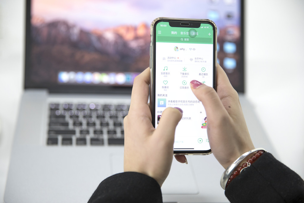 商务经济手拿手机背景图片