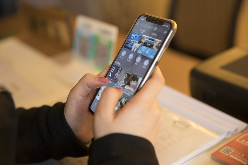 手拿手机互联网背景图片