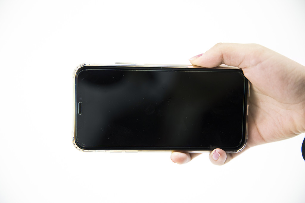 商务经济手拿手机背景图片