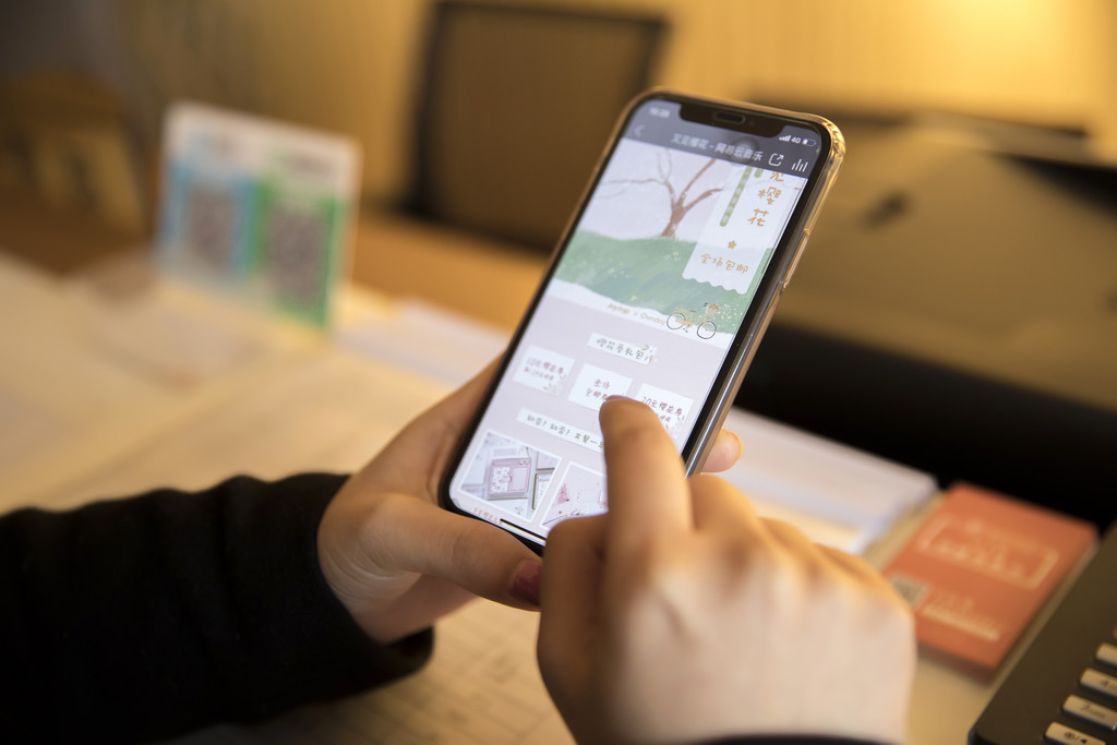 手拿手机互联网背景图片