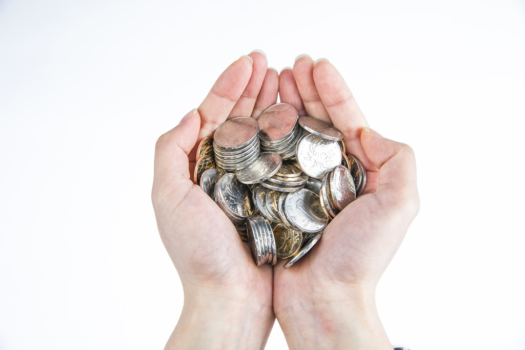 金融钱币货币手拿硬币背景图片