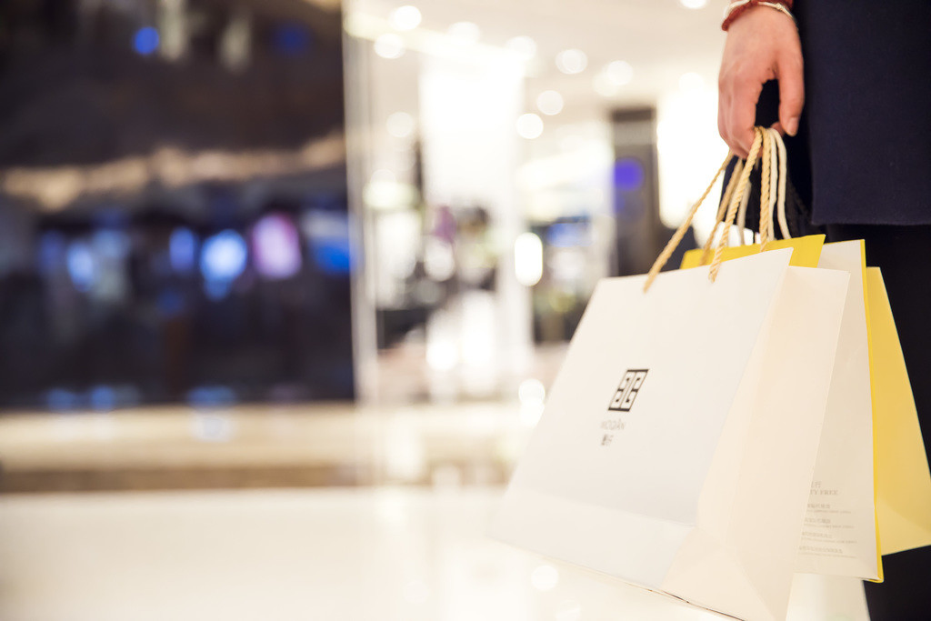 女性商场购物双十一背景图片