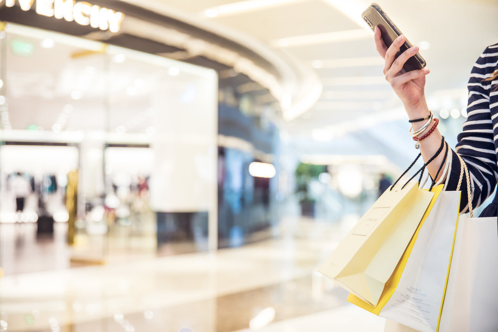 女性商场购物双十一背景图片