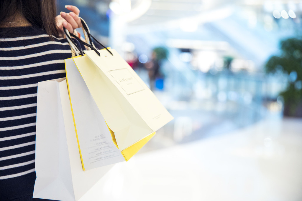 女性商场购物双十一背景图片