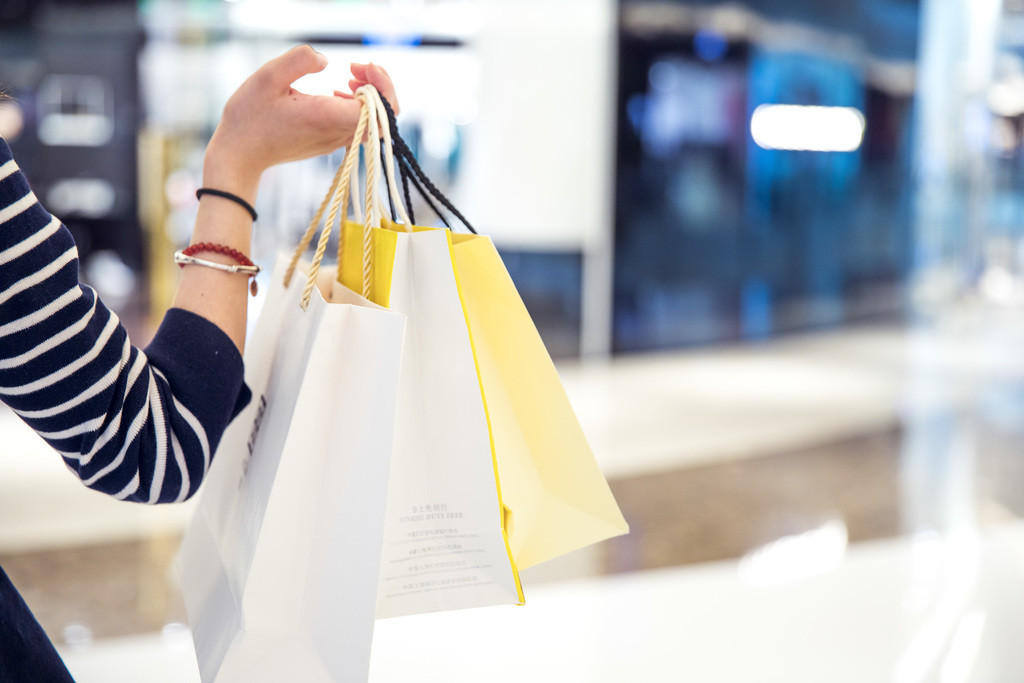 女性商场购物双十一背景图片