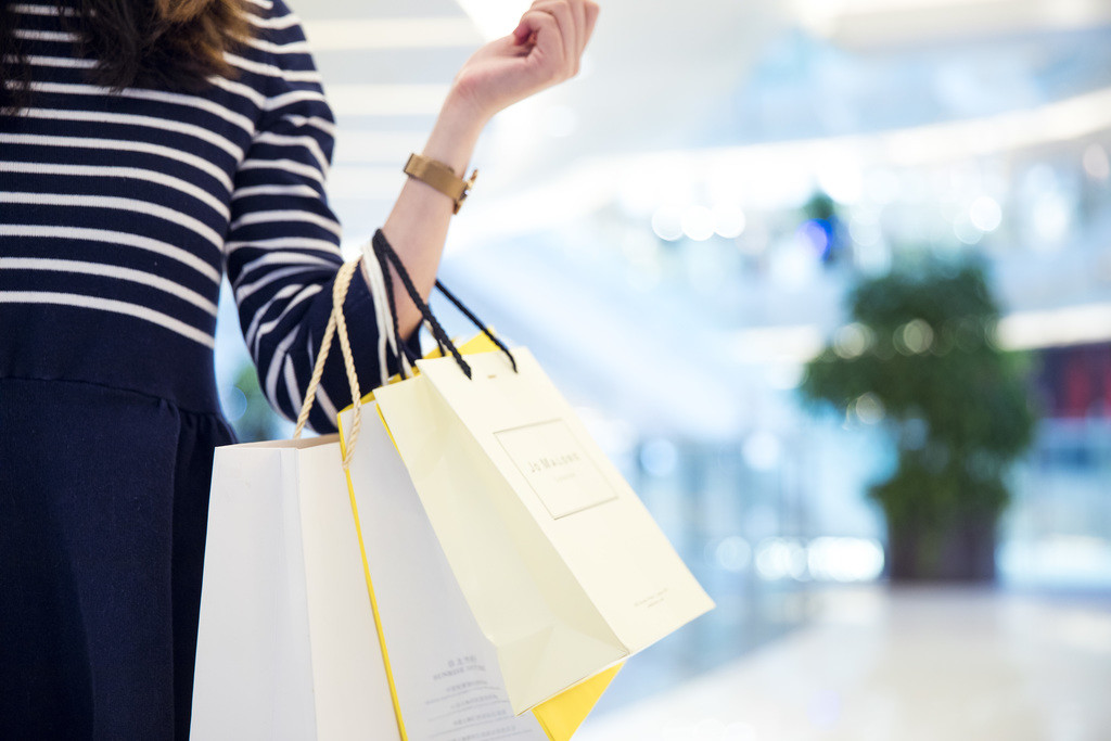 女性商场购物双十一背景图片