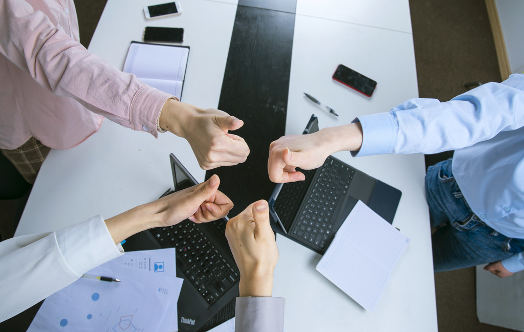 商务交谈胜利成功图片