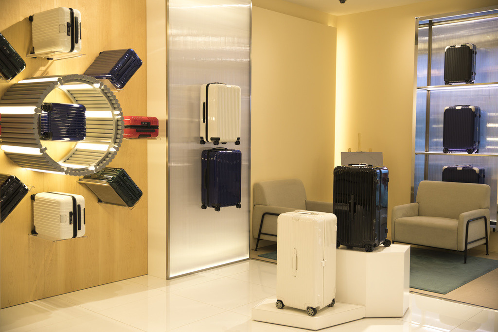 商场高端箱包背景图片