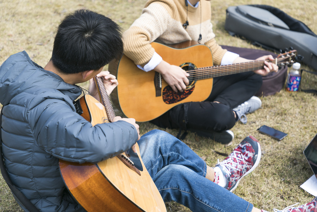 校园人物弹吉他背景图片