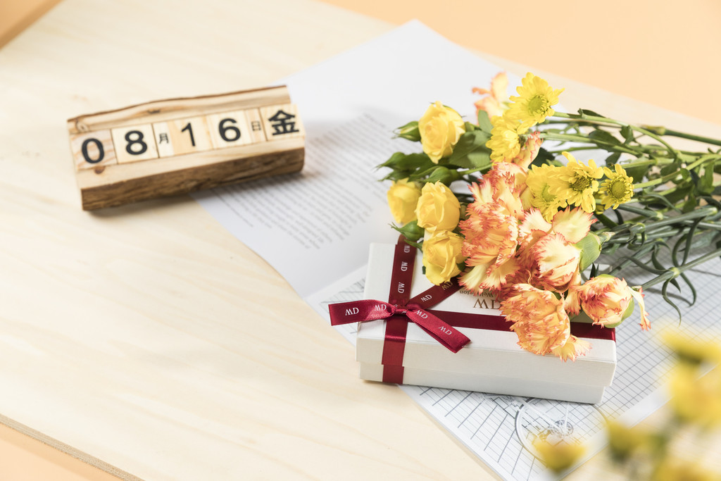 小清新鲜花礼物背景图片 